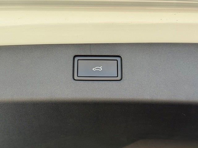 New 2025 Volkswagen Tiguan SE image 37