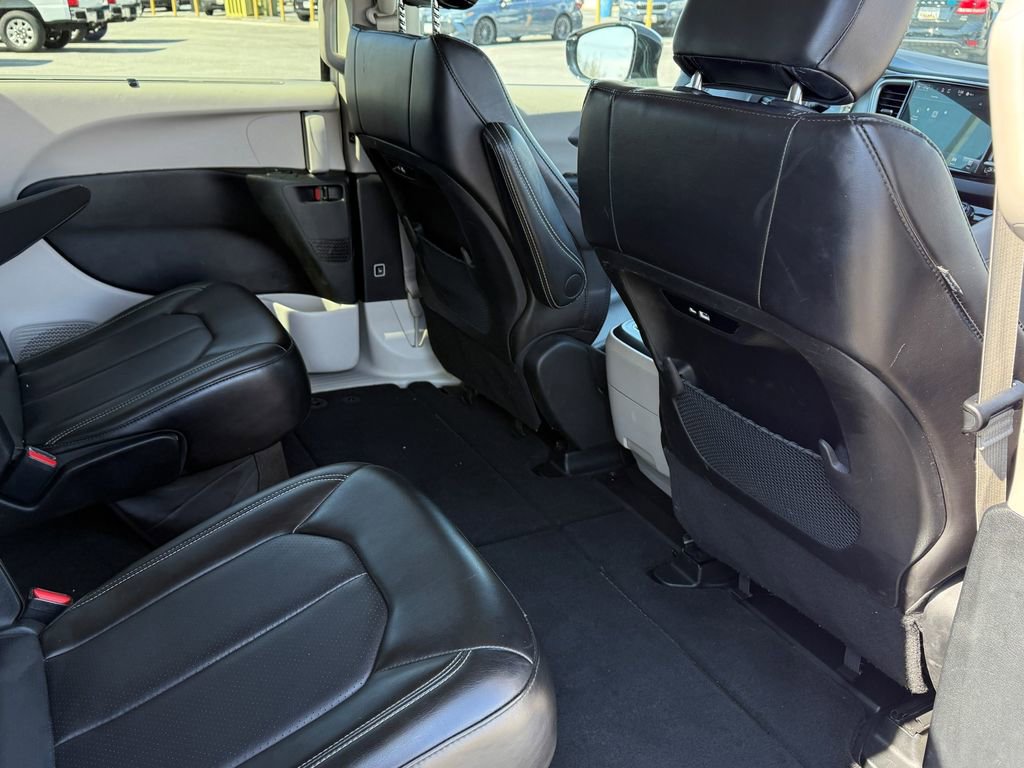 Used 2024 Chrysler Pacifica Touring-L image 11