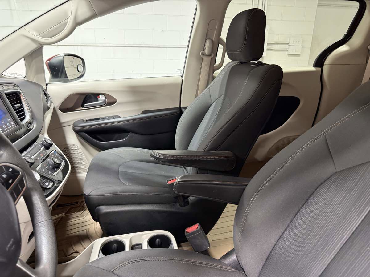 Used 2018 Chrysler Pacifica L image 13