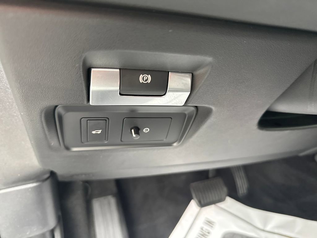 Used 2020 Land Rover Discovery Sport SE AWD/4WD image 11