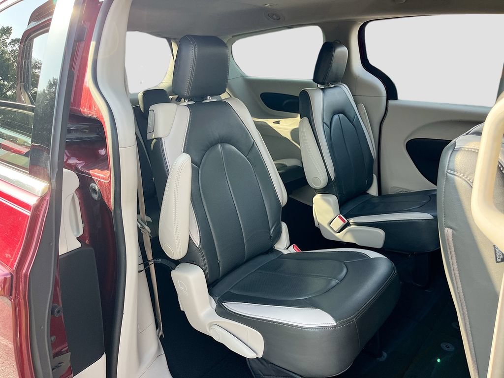 Used 2017 Chrysler Pacifica Touring w/ Tire & Wheel Group FWD image 26