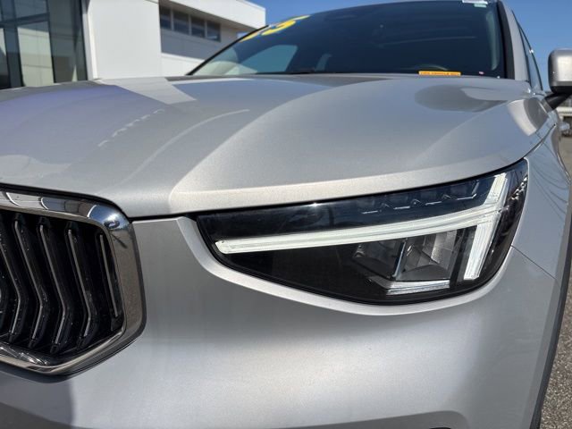 Used 2025 Volvo XC40 B5 Plus AWD/4WD image 9