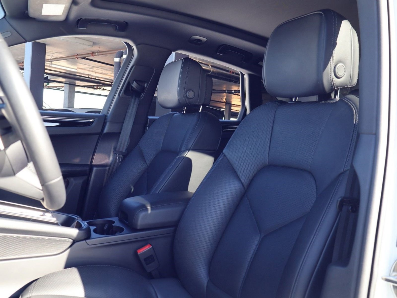 Certified 2025 Porsche Macan image 5