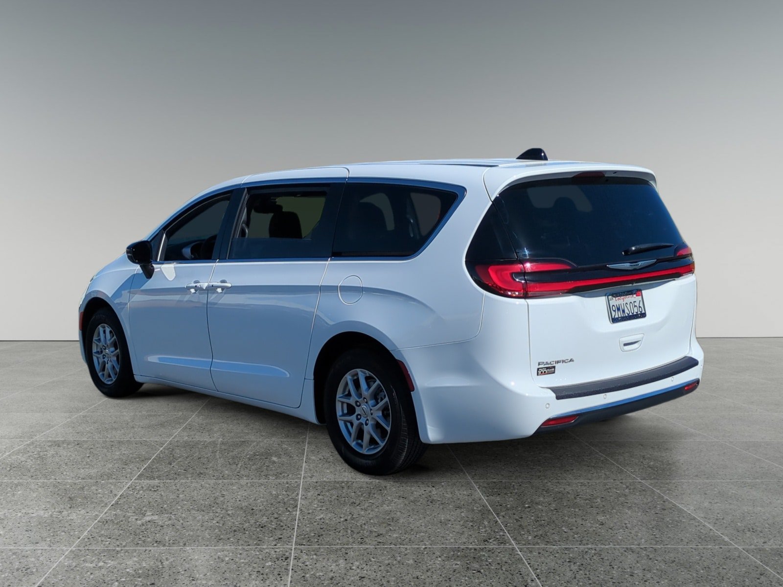 Used 2024 Chrysler Pacifica Touring FWD image 3