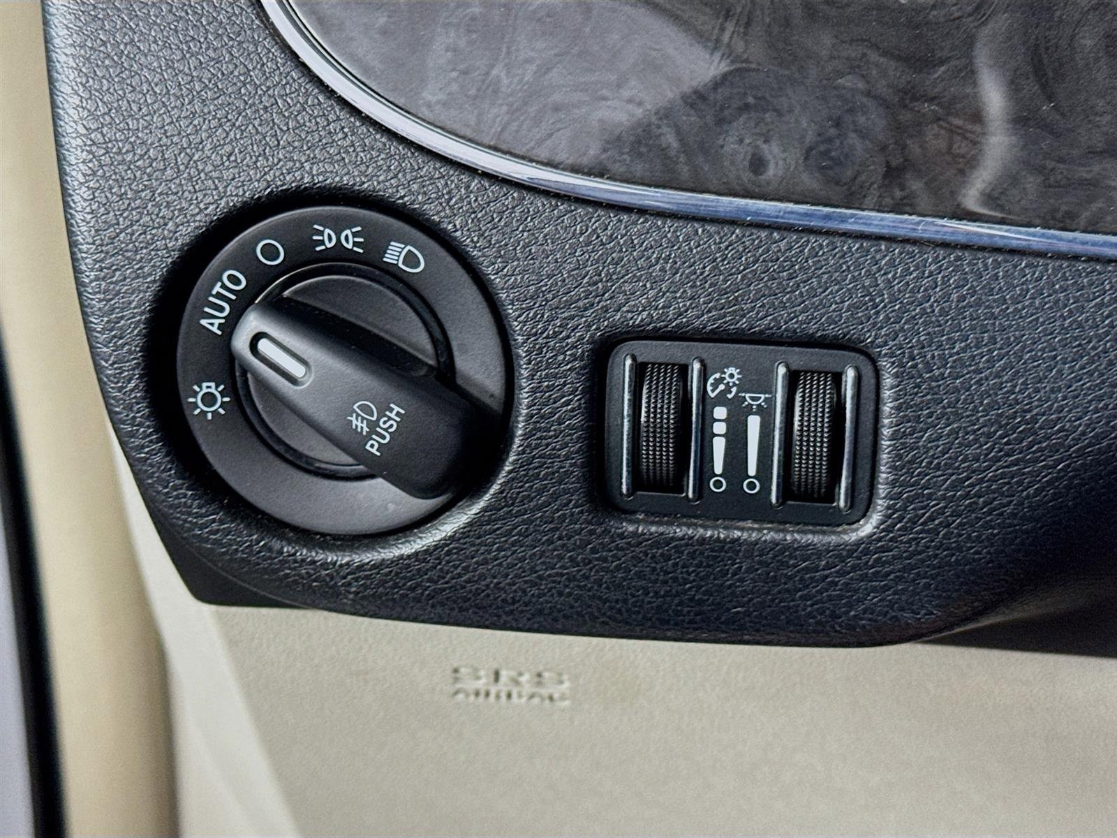 Used 2014 Chrysler Town & Country Touring image 10