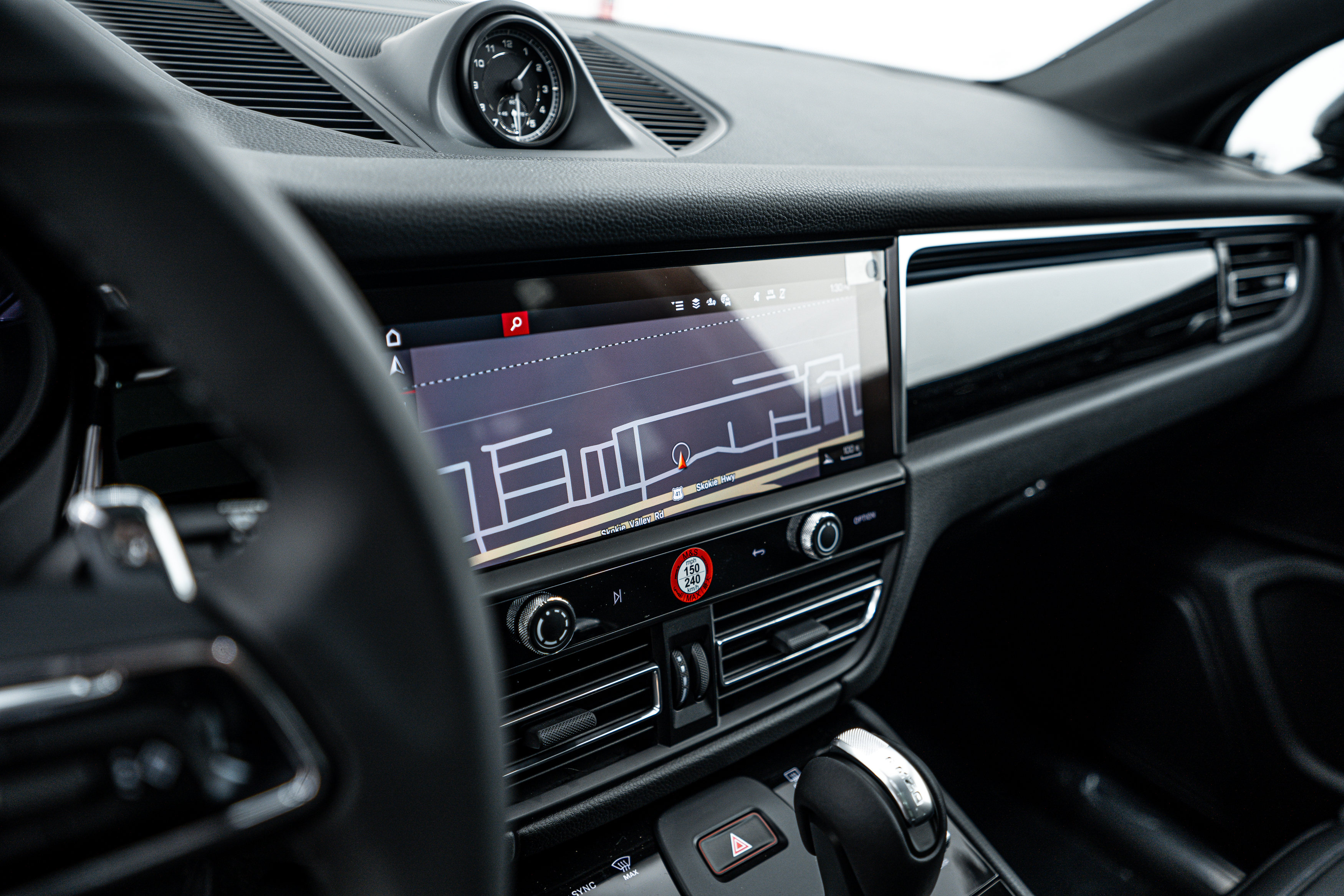 Certified 2026 Porsche Macan AWD/4WD image 17