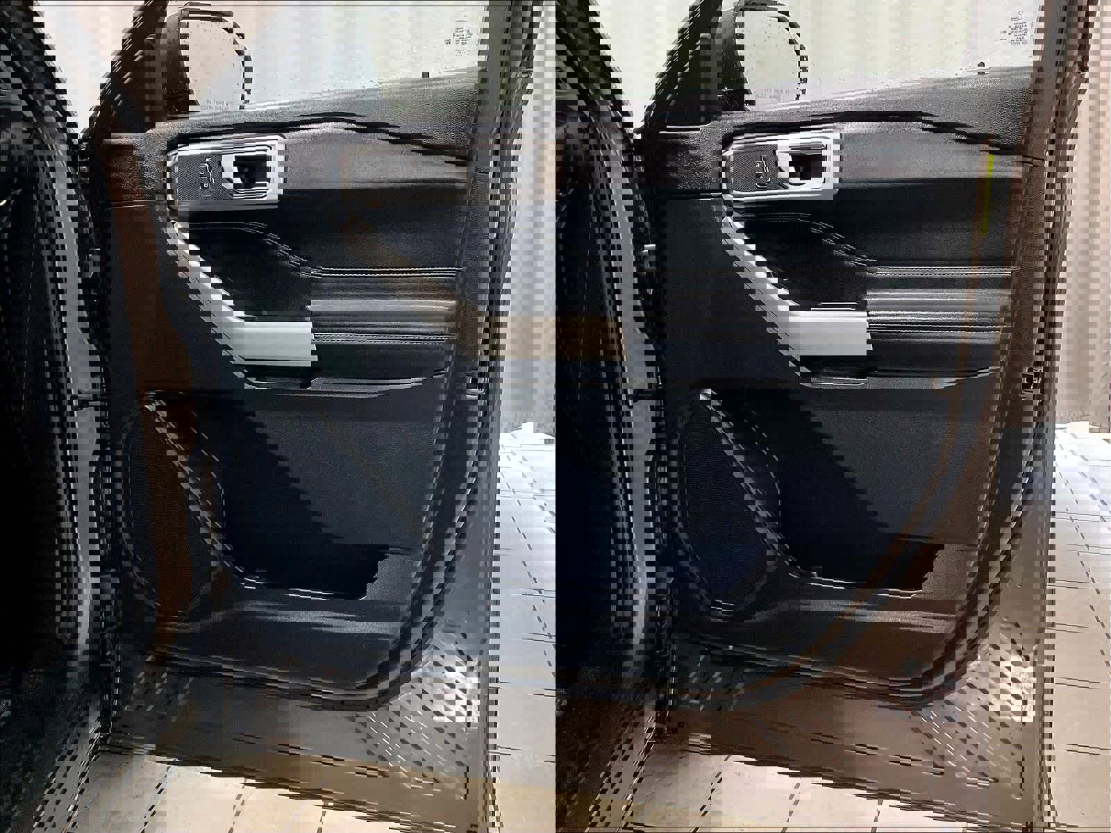 Used 2021 Ford Explorer XLT w/ Equipment Group 202A AWD/4WD image 12