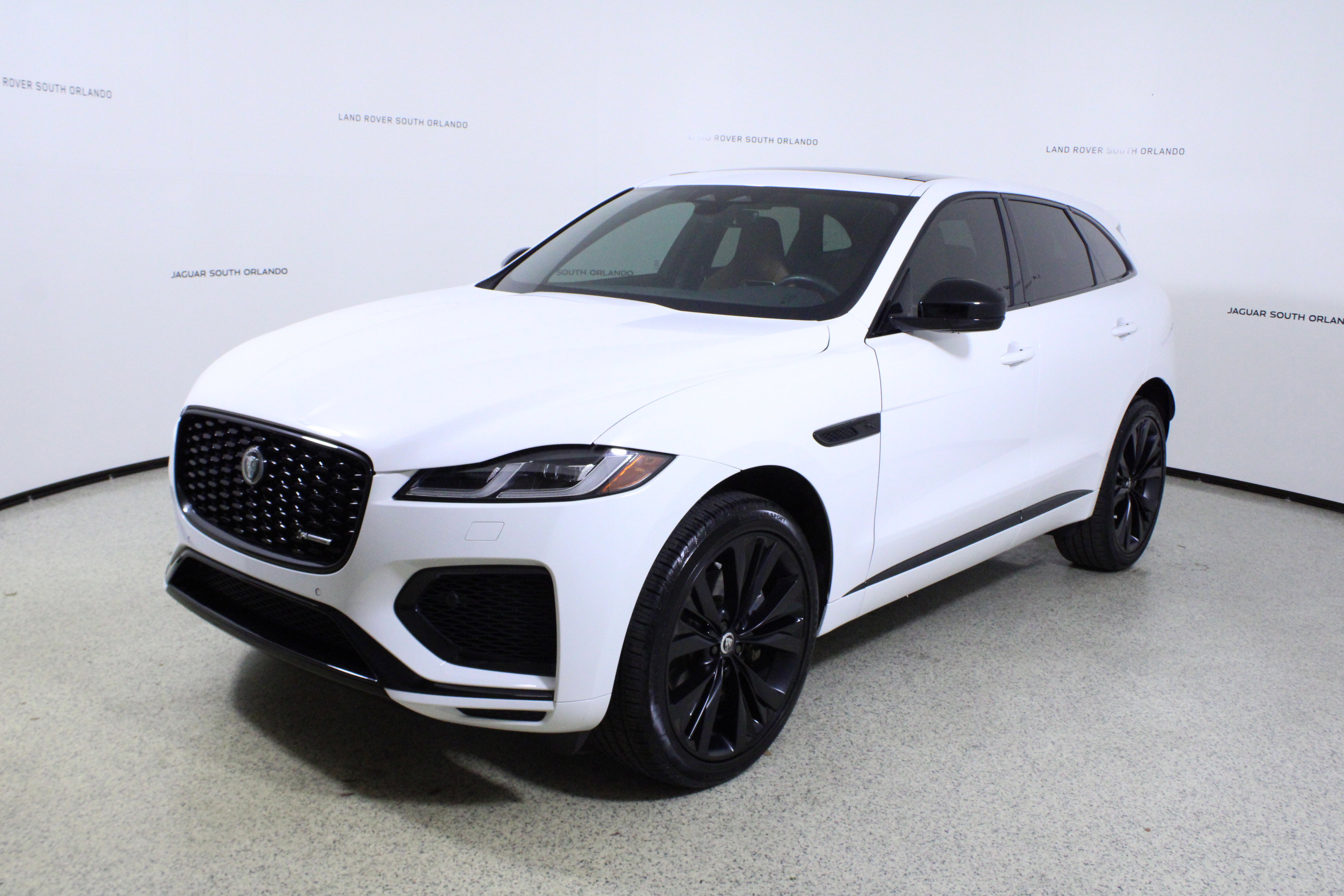 Certified 2025 Jaguar F-PACE R-Dynamic S AWD/4WD image 4