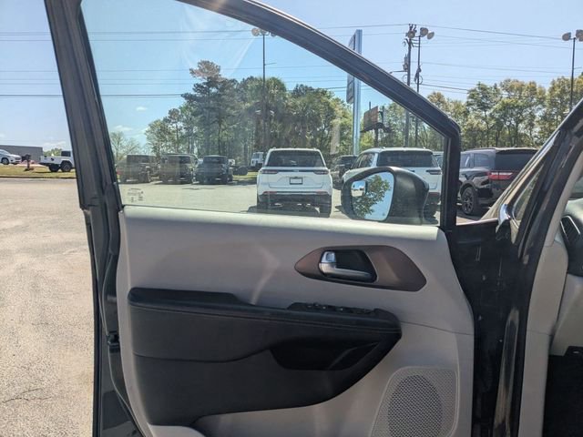 Used 2021 Chrysler Voyager LX image 10