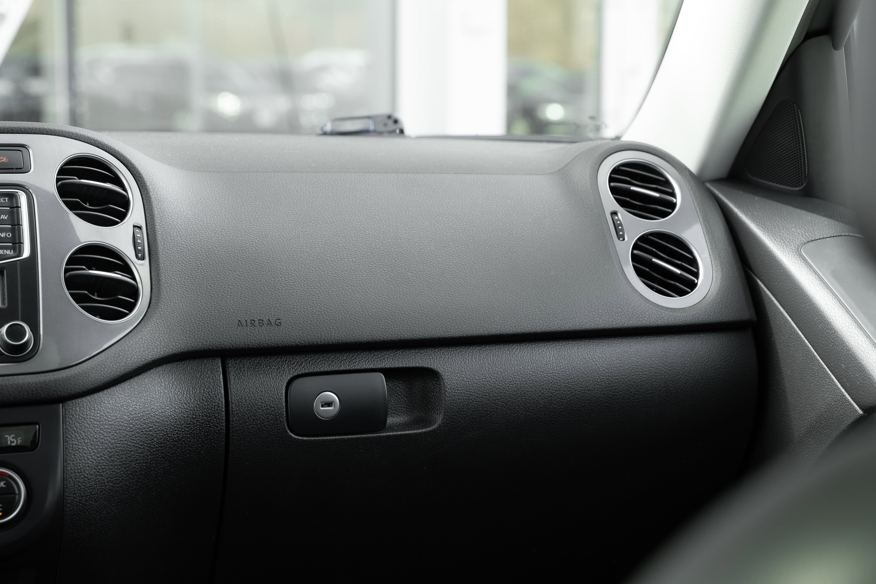 Used 2016 Volkswagen Tiguan SEL image 14