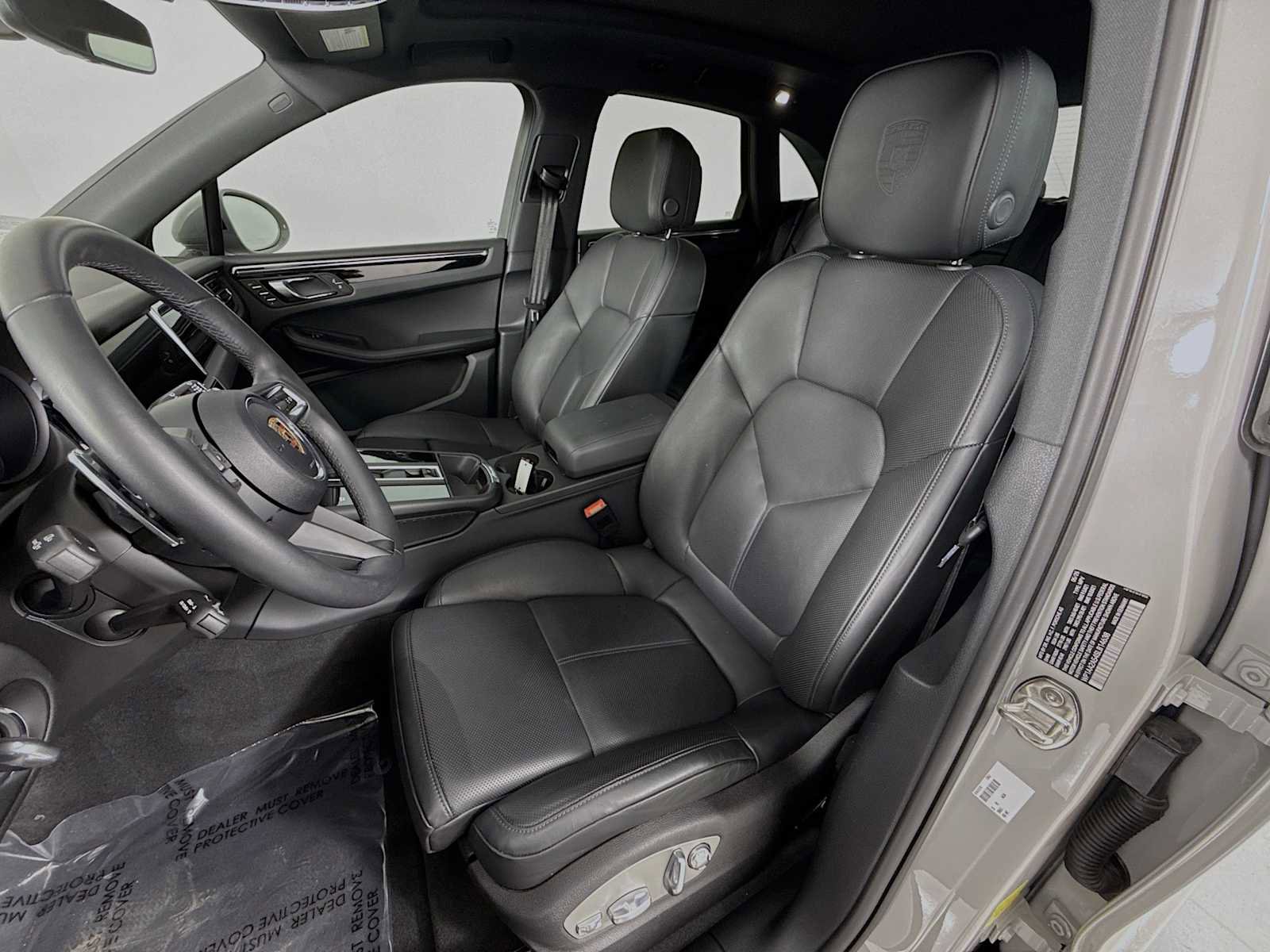 Certified 2025 Porsche Macan image 5