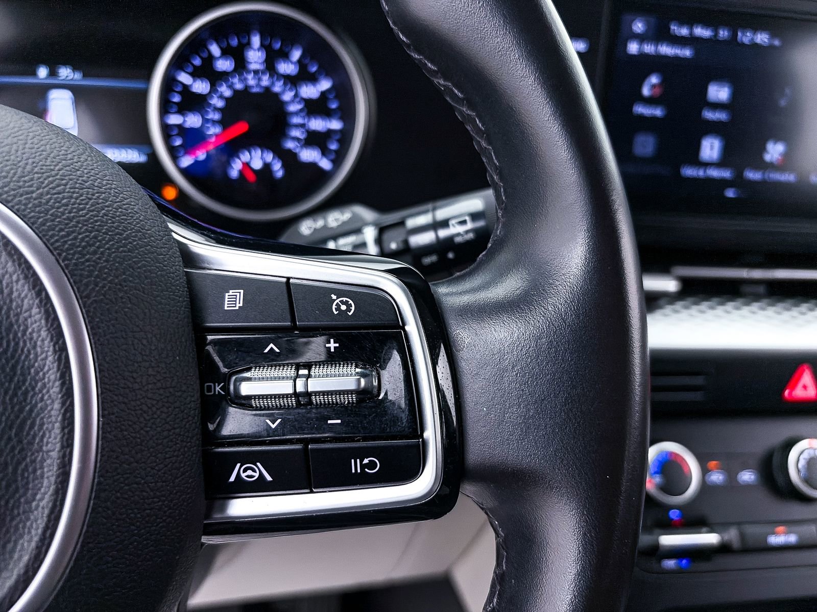 Used 2022 Kia Carnival LX image 31