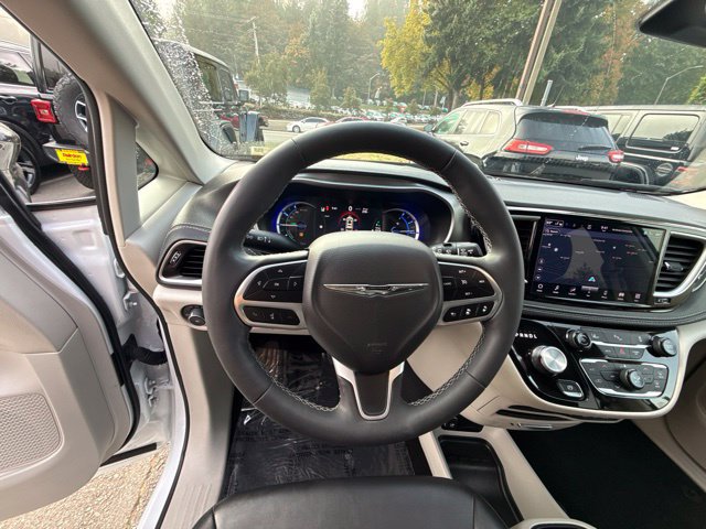 Used 2024 Chrysler Pacifica Limited FWD image 18