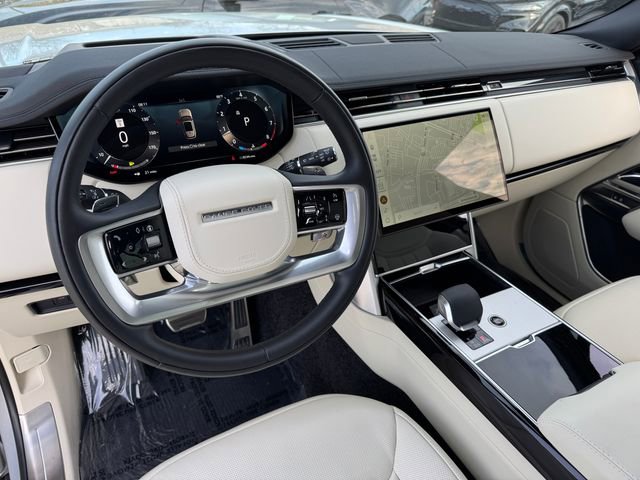 Used 2025 Land Rover Range Rover SE image 3