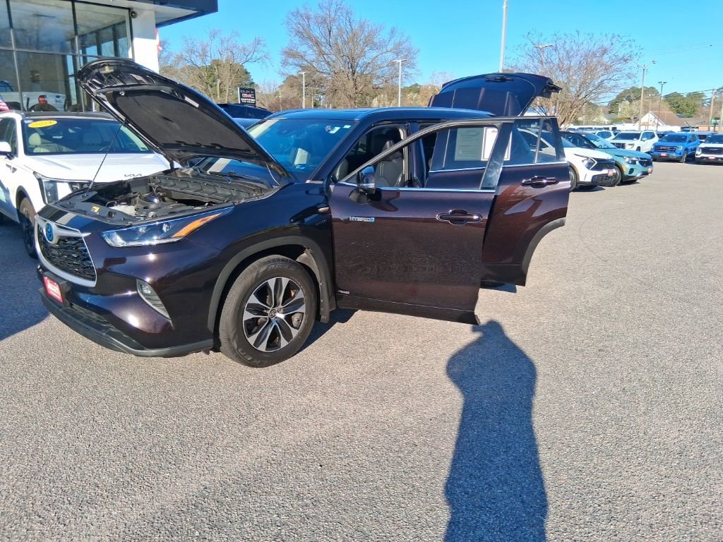 Used 2021 Toyota Highlander XLE image 28