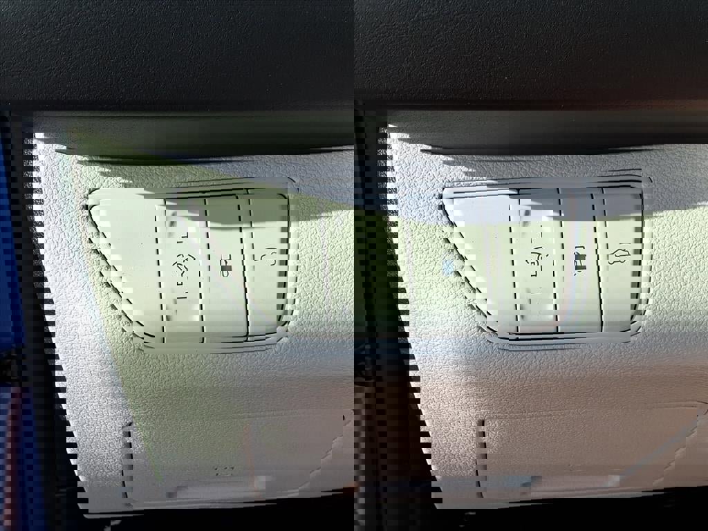 Used 2022 Genesis G70 2.0T image 24