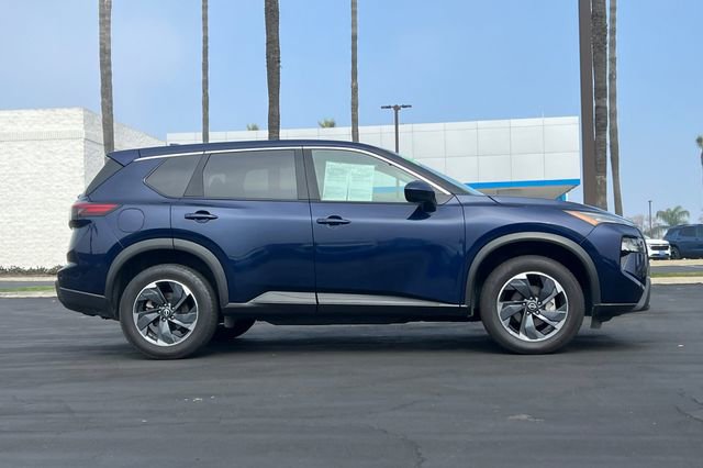 Used 2024 Nissan Rogue SV image 3