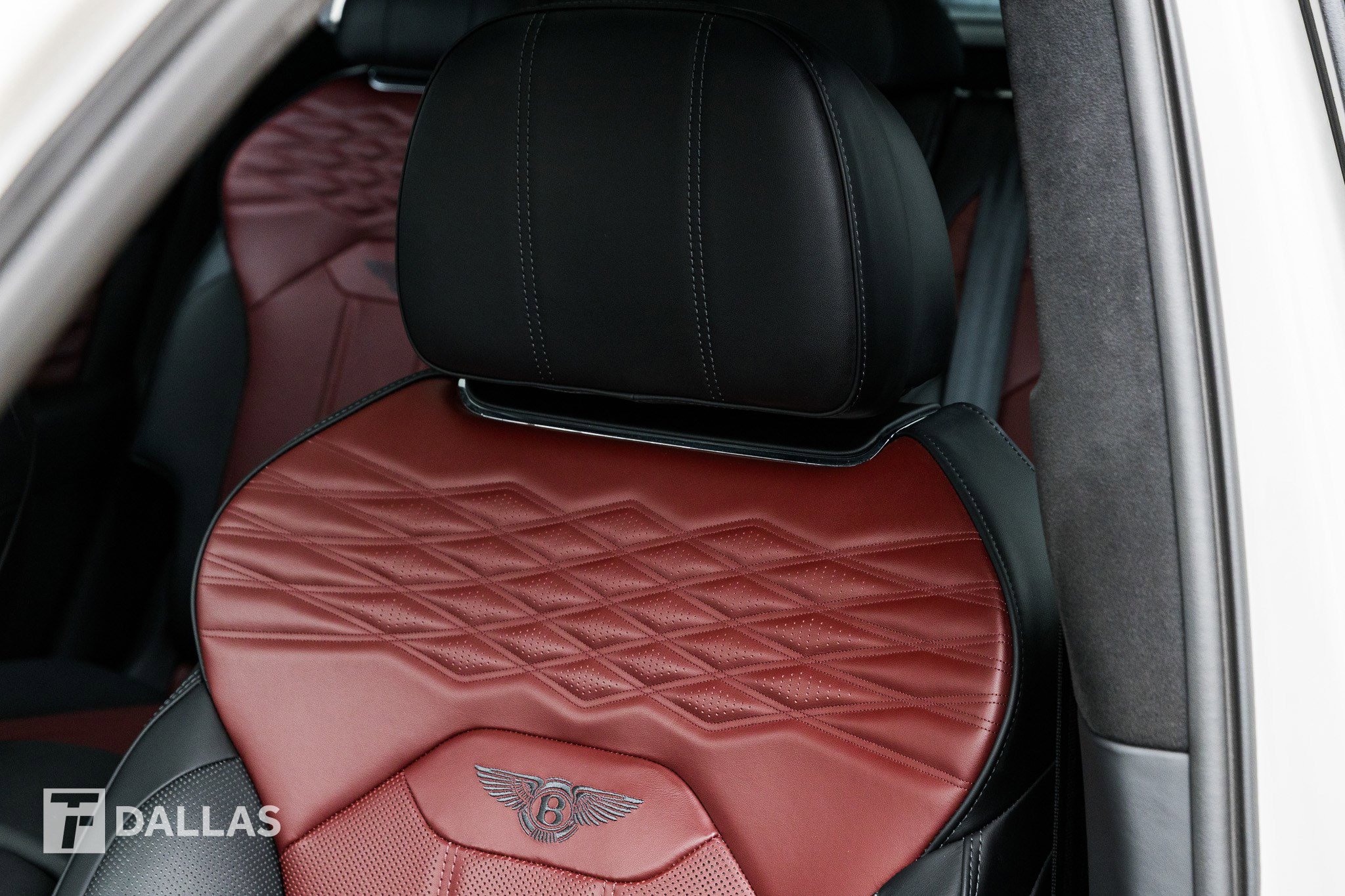 Used 2025 Bentley Bentayga image 21