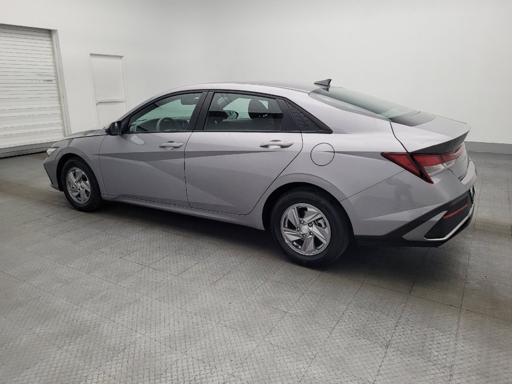 Used 2025 Hyundai Elantra SE image 3
