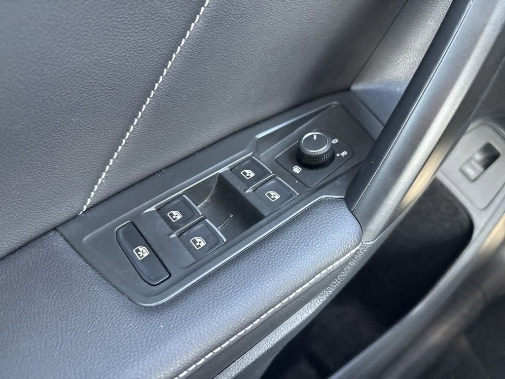 Used 2024 Volkswagen Tiguan SE image 25