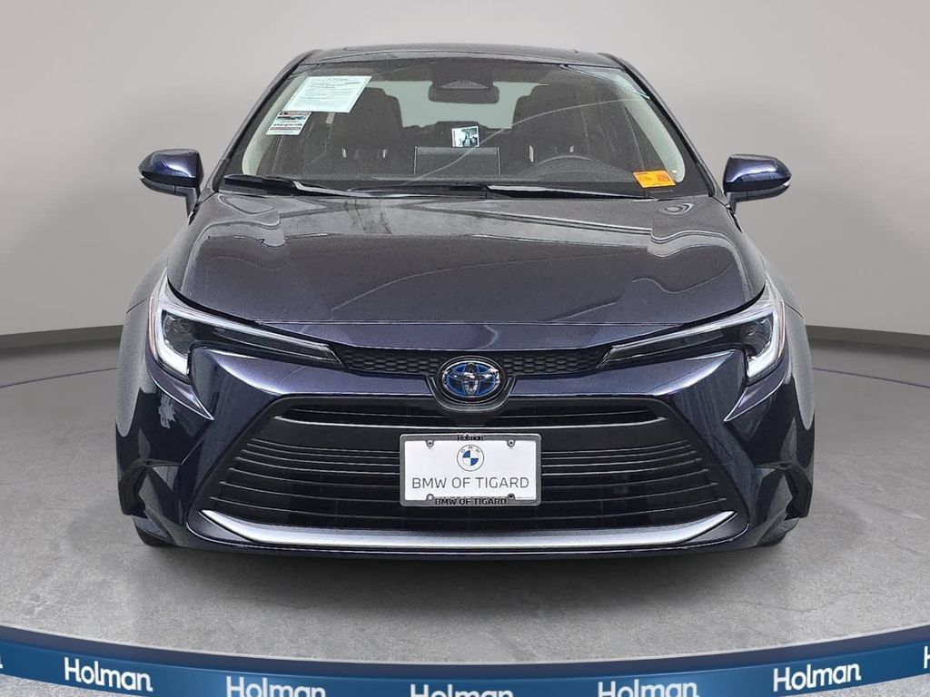 Used 2025 Toyota Corolla XLE FWD image 3