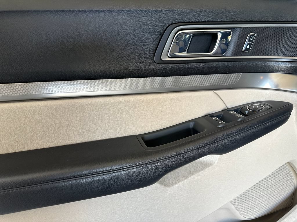 Used 2018 Ford Explorer XLT w/ Equipment Group 202A FWD image 10