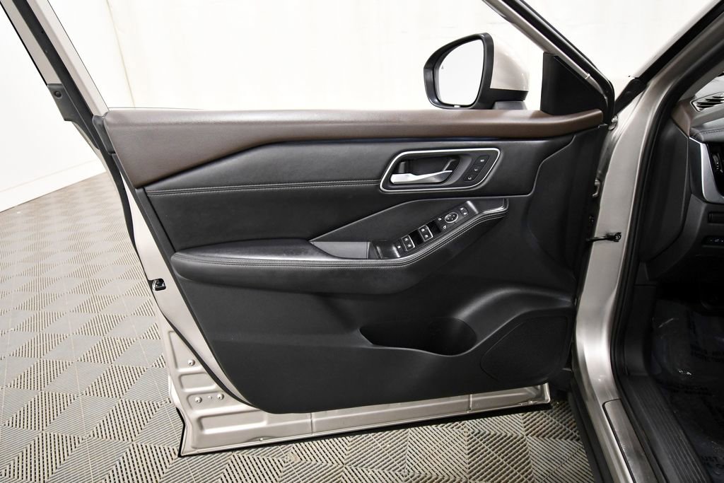 Used 2021 Nissan Rogue Platinum image 14