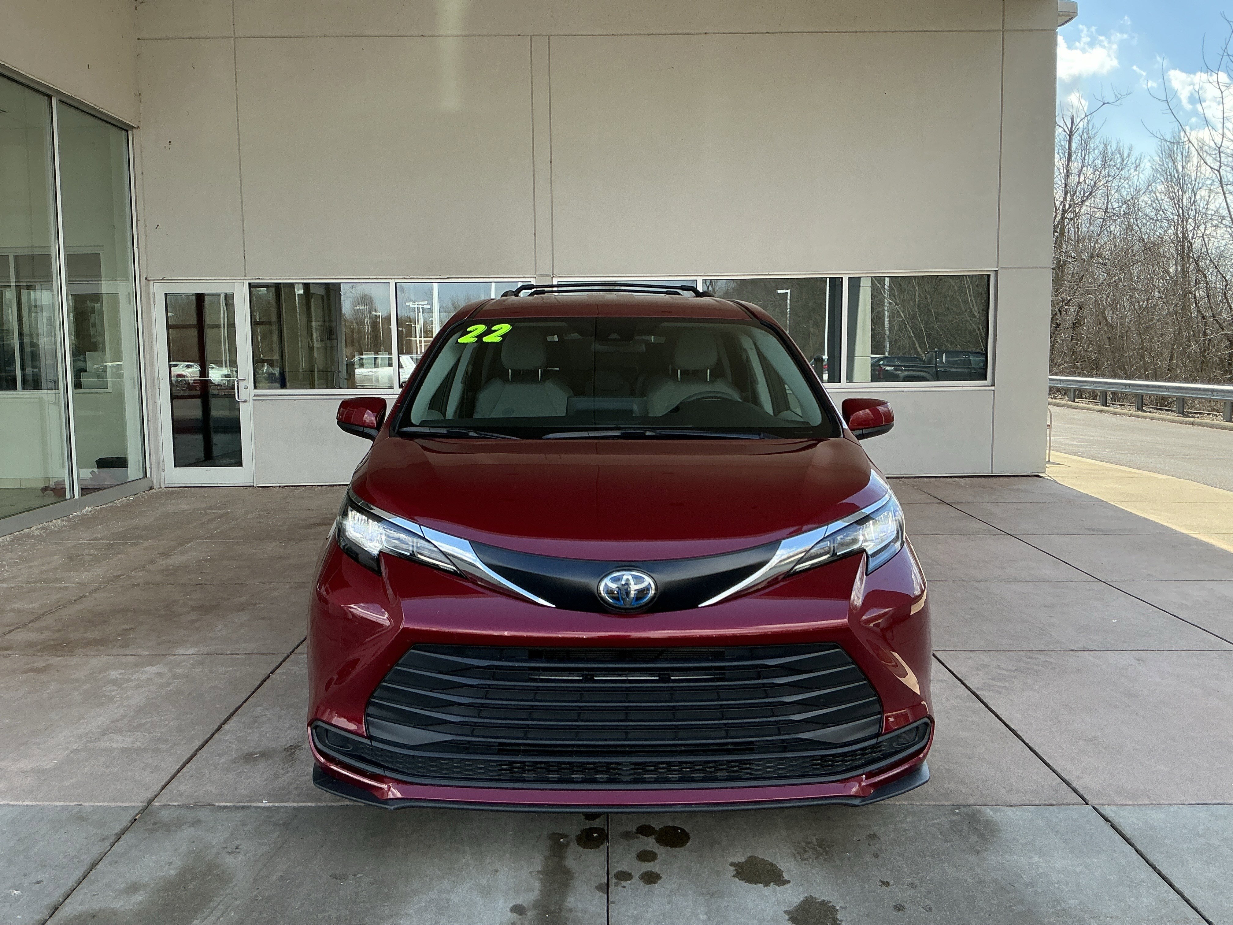 Used 2022 Toyota Sienna LE image 2