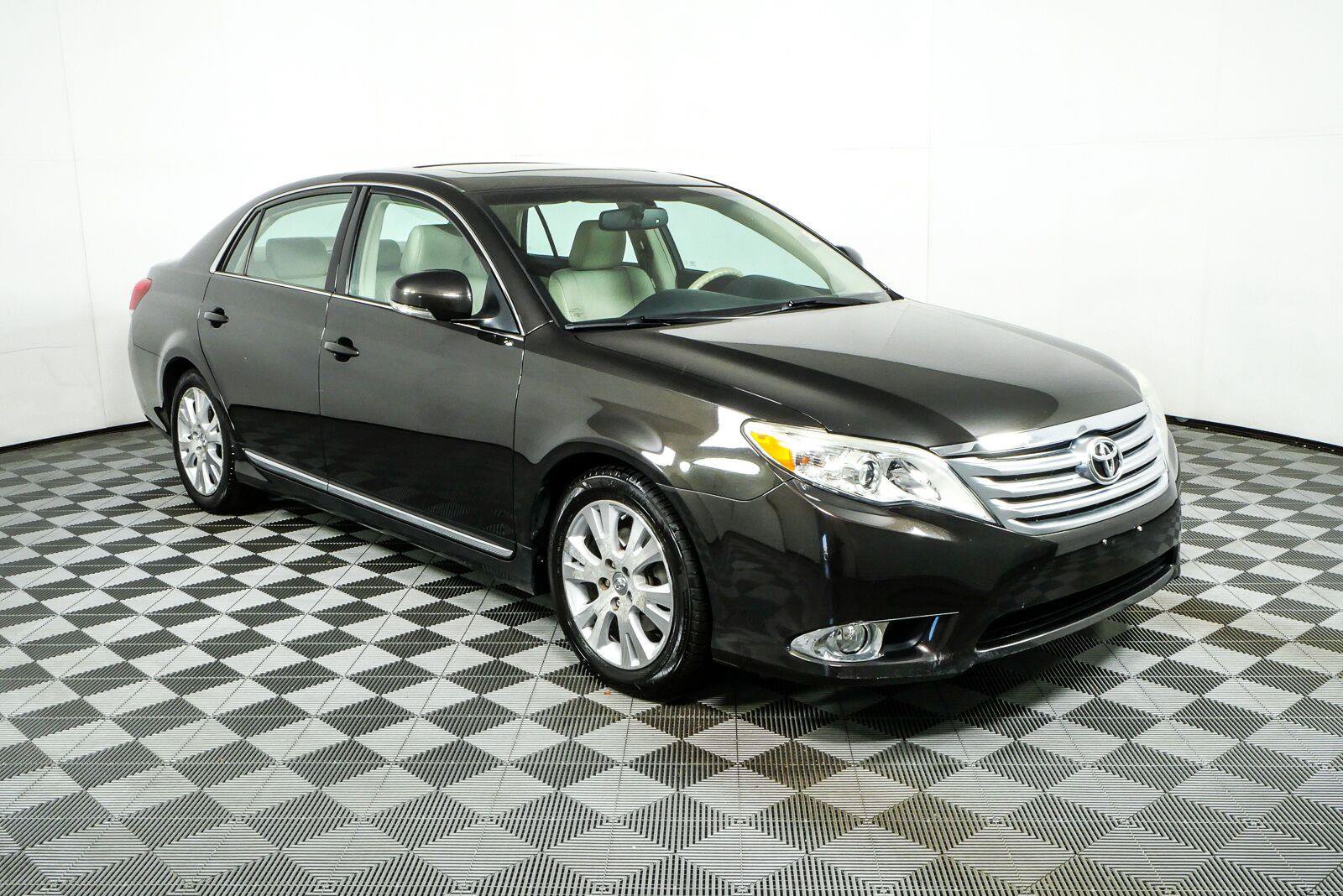 Used 2011 Toyota Avalon FWD image 1