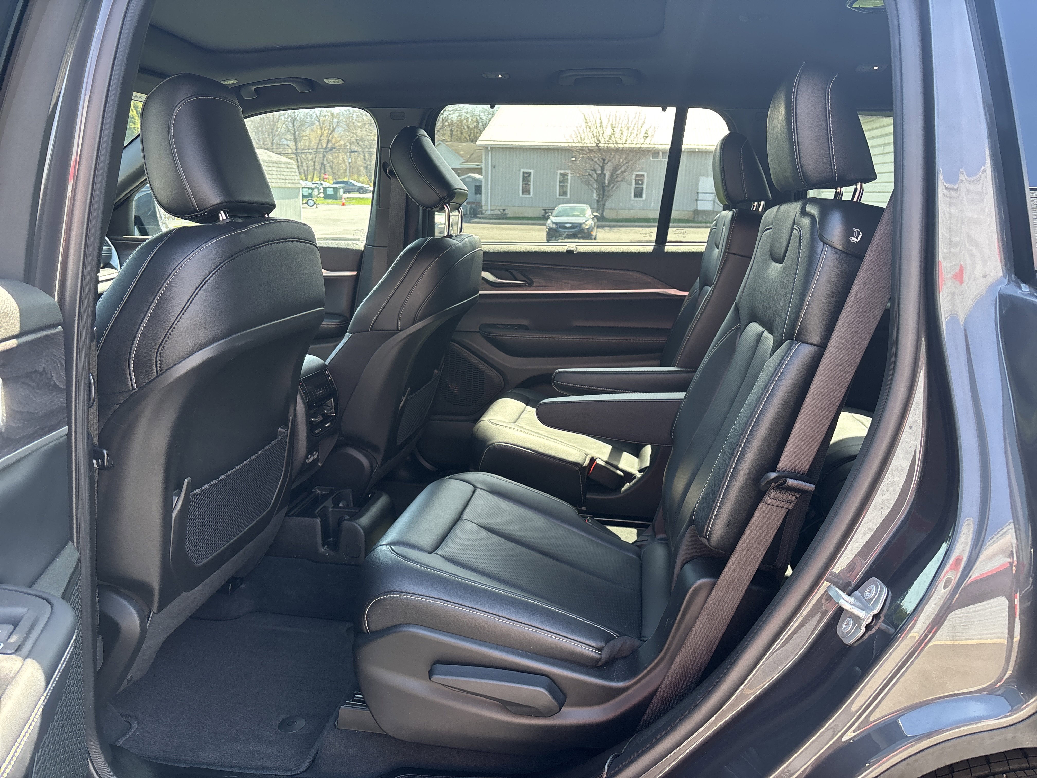 Used 2025 Jeep Grand Cherokee L Limited w/ Luxury Tech Group II image 14