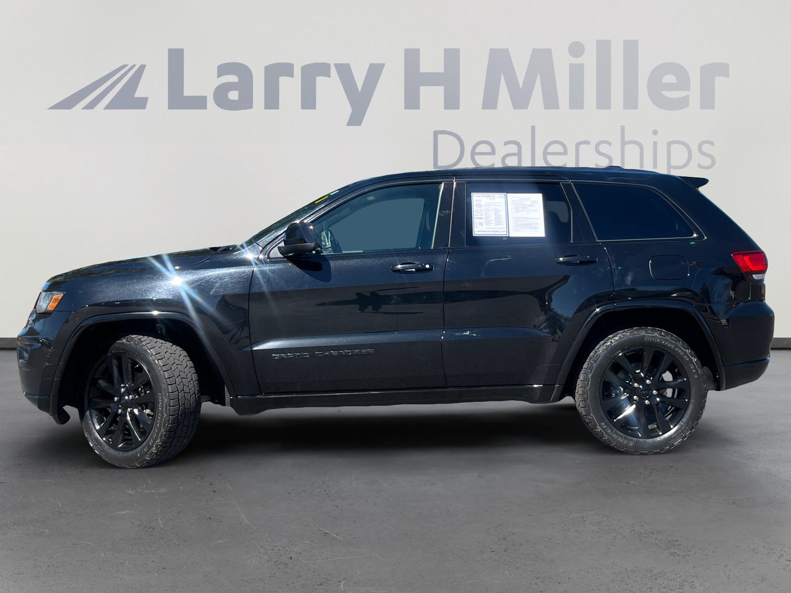 Used 2018 Jeep Grand Cherokee Altitude image 2