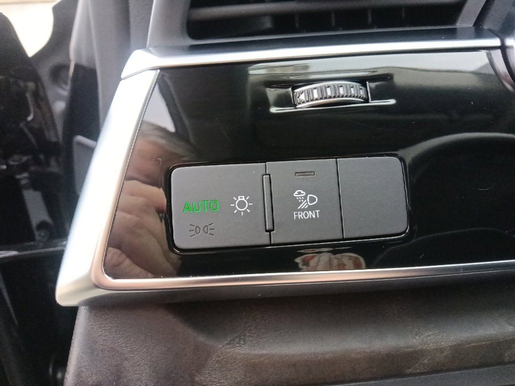 Used 2023 Audi Q8 Premium image 20