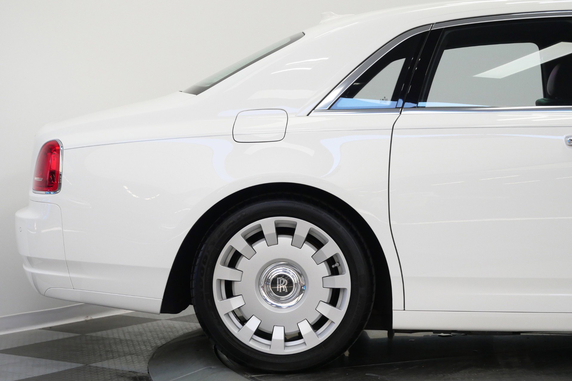 Used 2014 Rolls-Royce Ghost RWD image 48