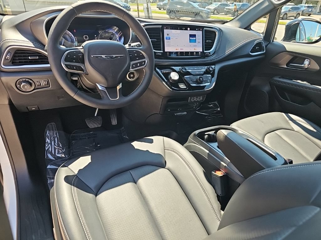 Used 2025 Chrysler Pacifica Select w/ Uconnect Theater Family Group AWD/4WD image 21