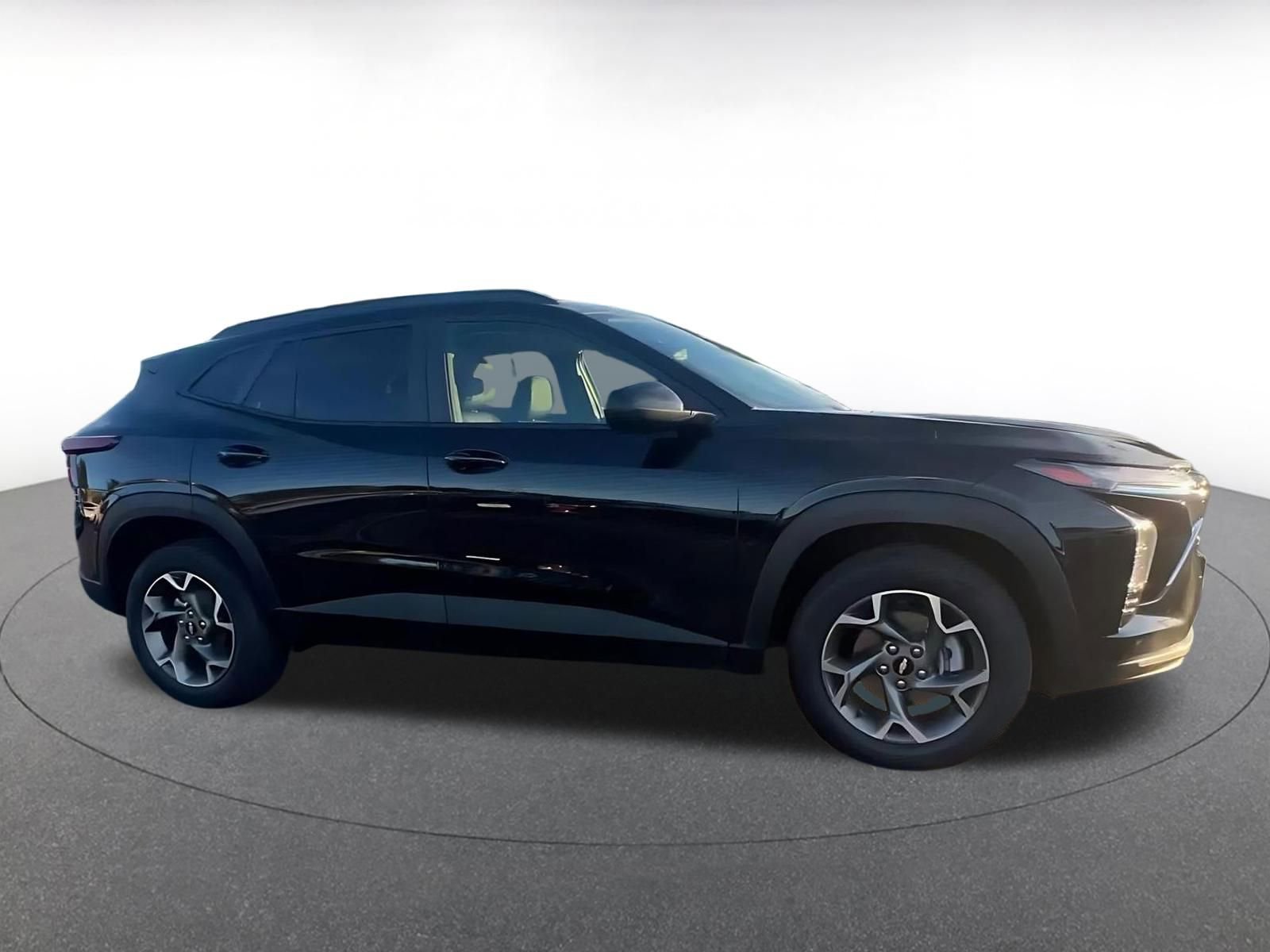 Used 2025 Chevrolet Trax LT image 16