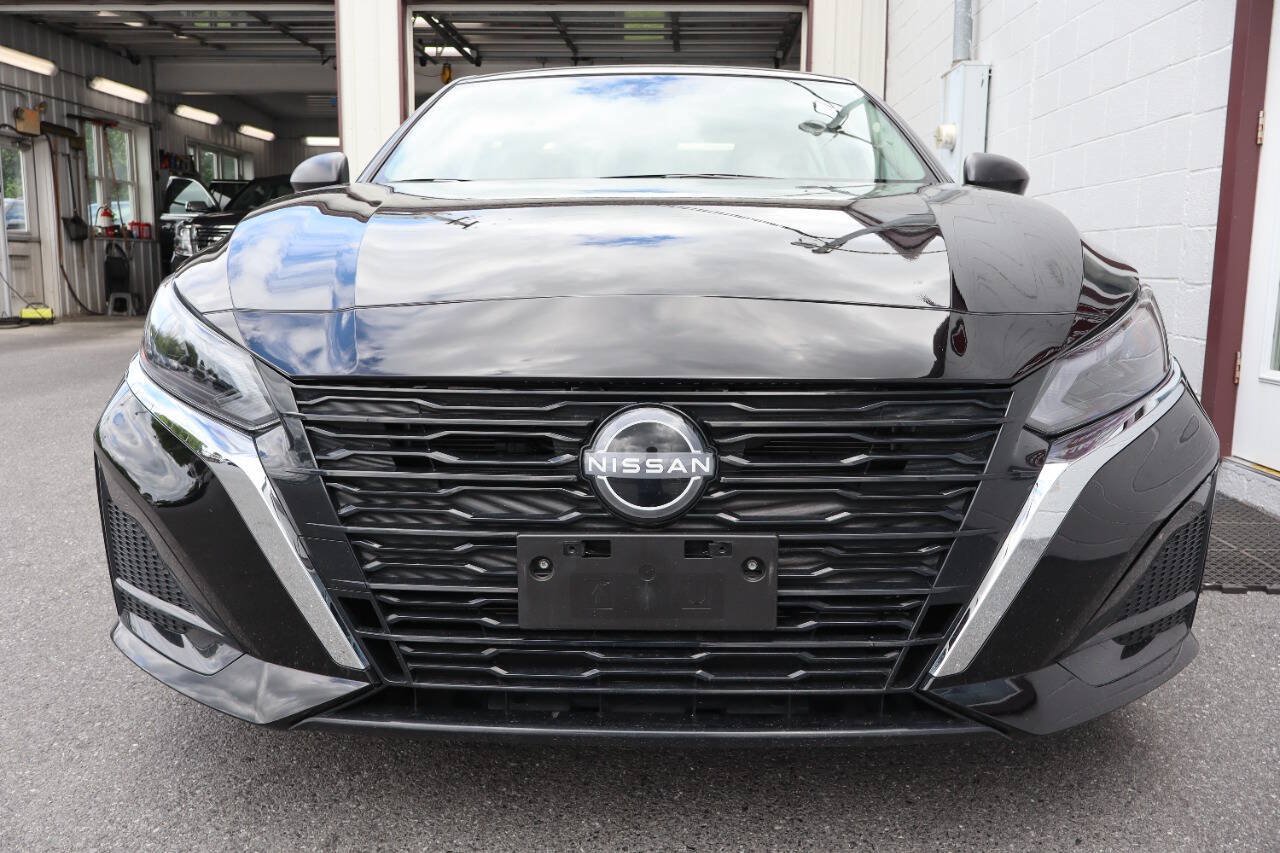 Used 2025 Nissan Altima 2.5 SV FWD image 2