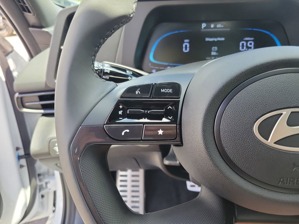 Used 2025 Hyundai Elantra Sport image 13