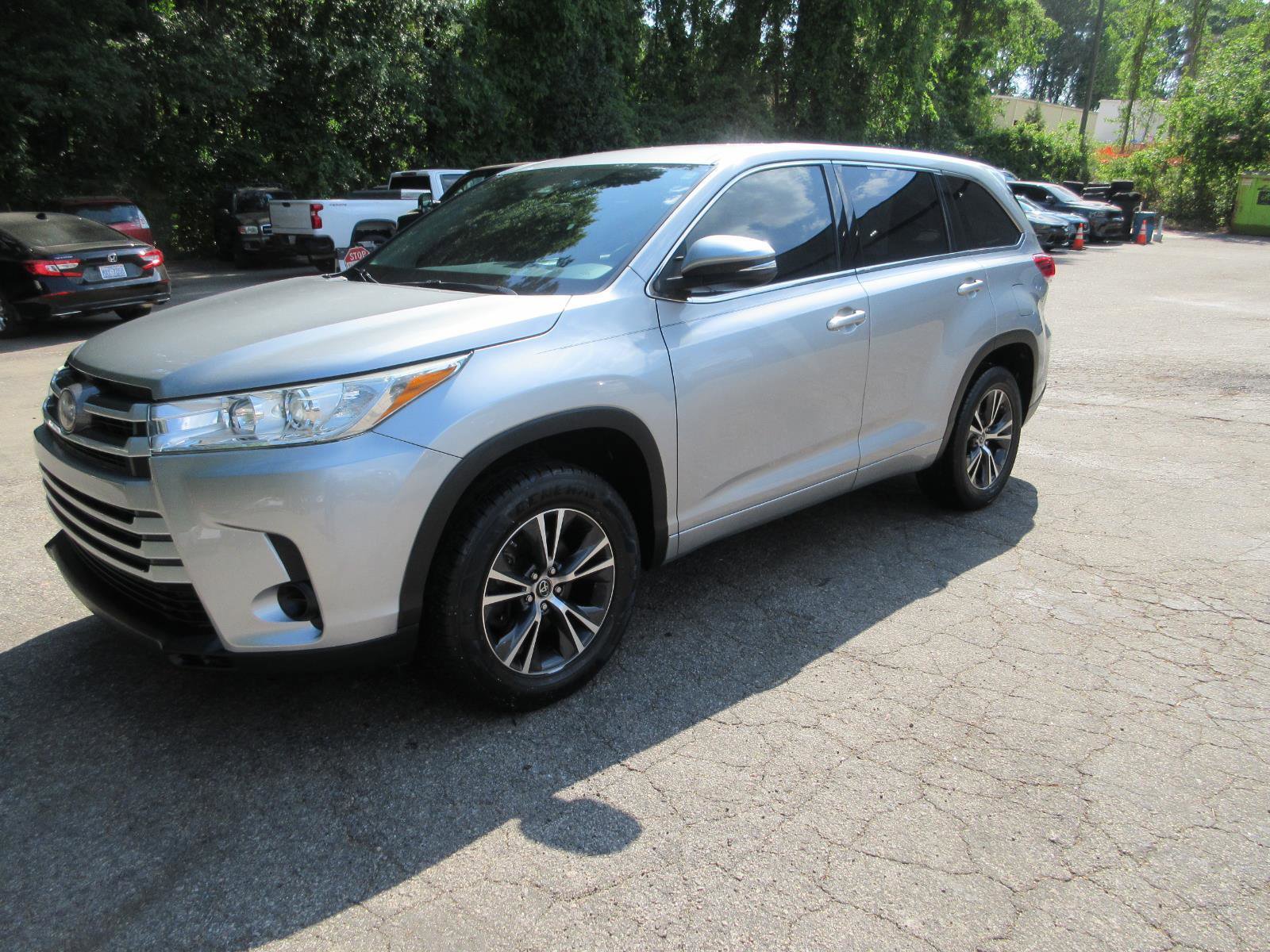 Used 2018 Toyota Highlander LE FWD image 1