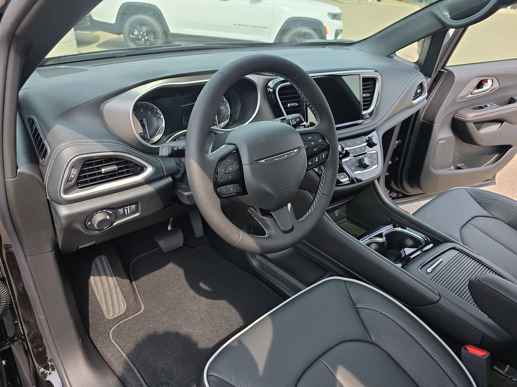 New 2027 Chrysler Pacifica Limited AWD/4WD image 18