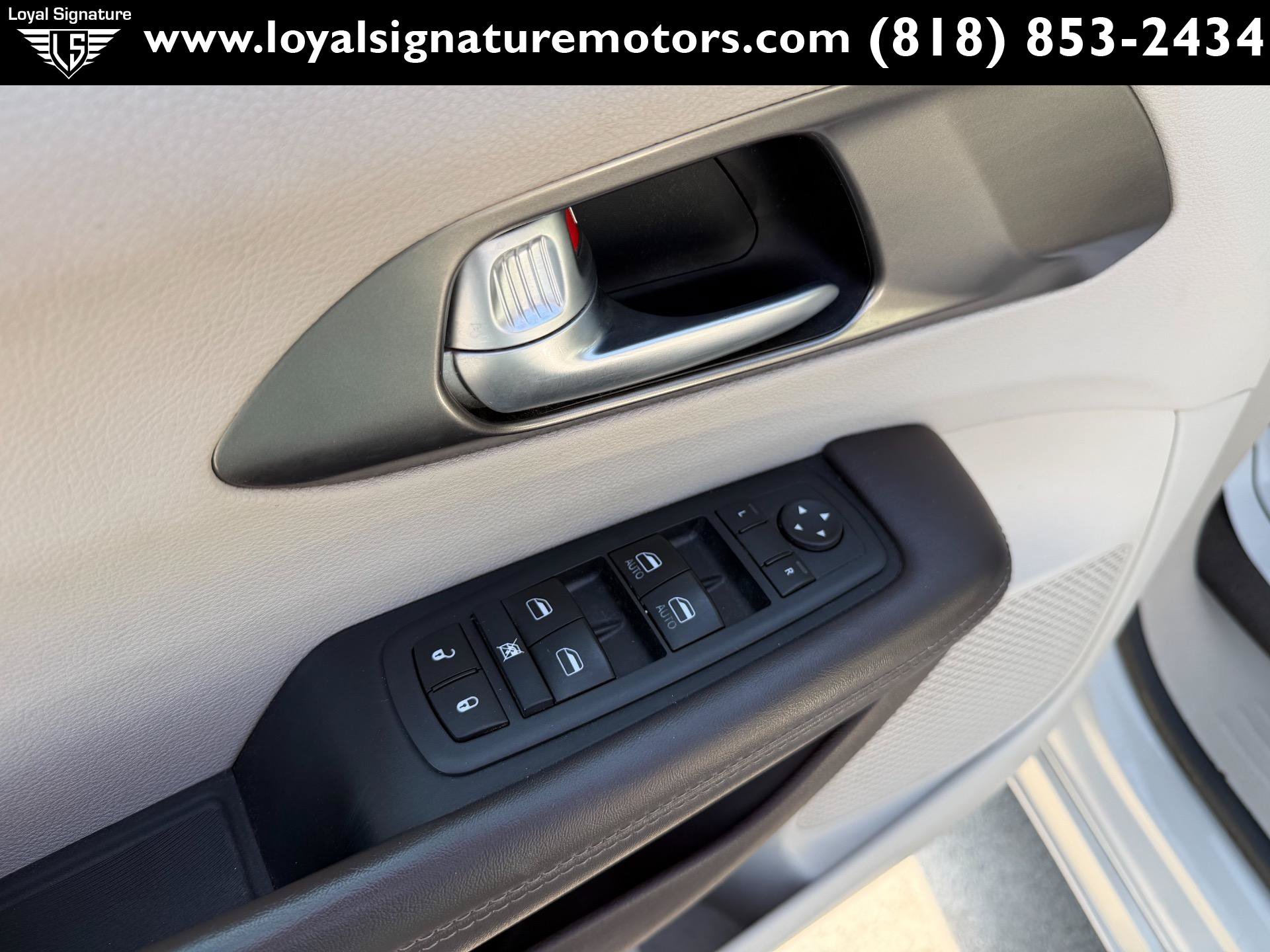 Used 2017 Chrysler Pacifica Touring-L w/ Tire & Wheel Group FWD image 19