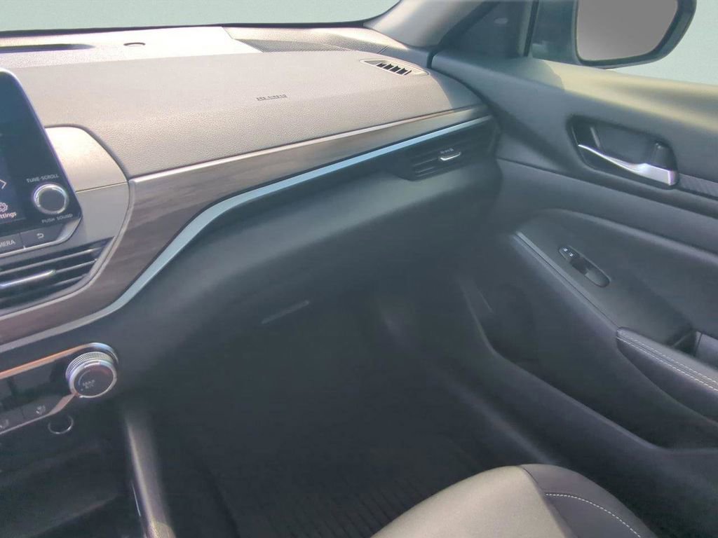 Used 2024 Nissan Altima 2.5 SV image 17