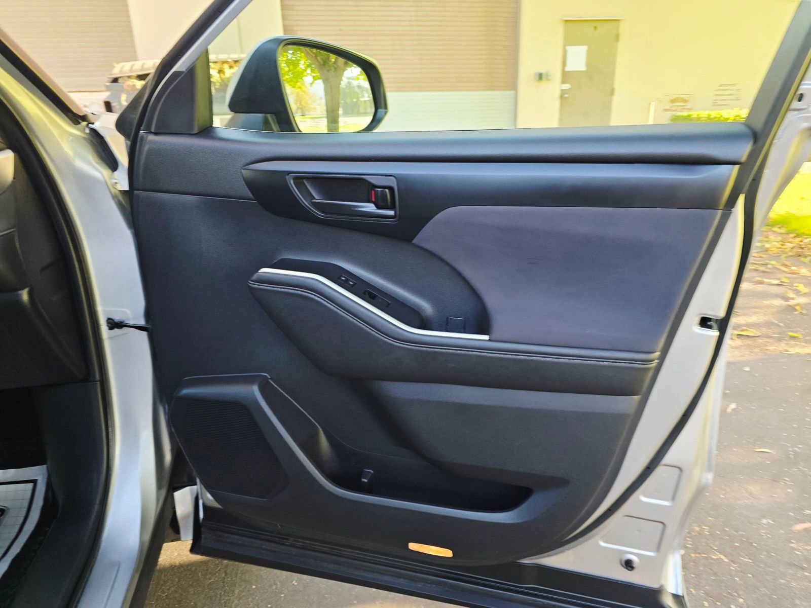 Used 2020 Toyota Highlander LE FWD image 22