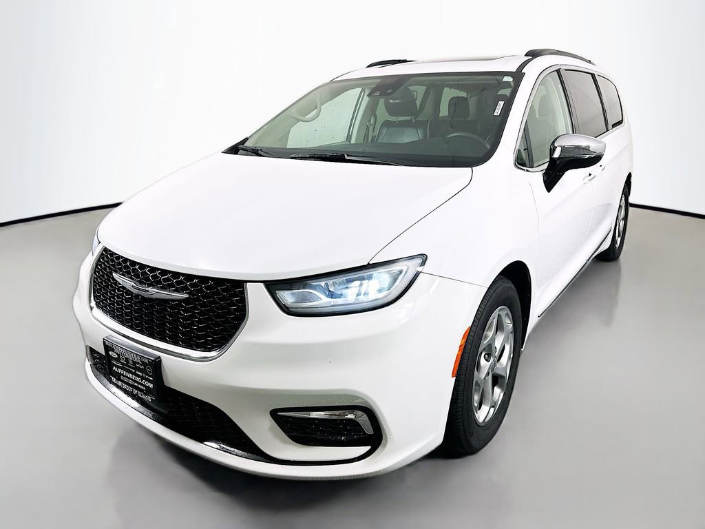 Used 2023 Chrysler Pacifica Limited image 3
