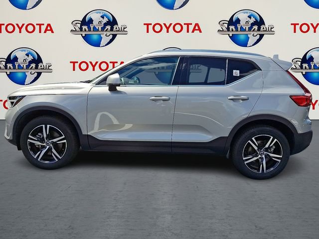 Used 2025 Volvo XC40 B5 Core image 4