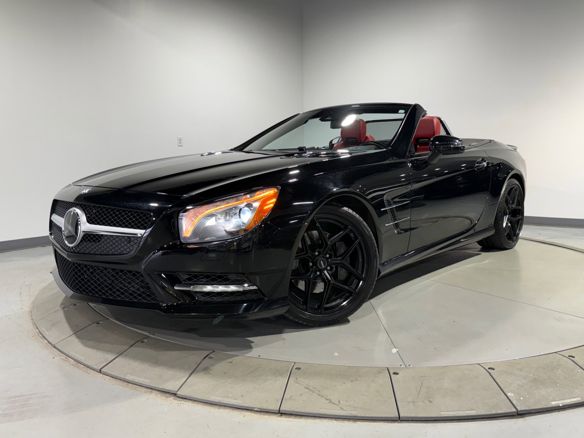 Used 2016 Mercedes-Benz SL 550 image 1