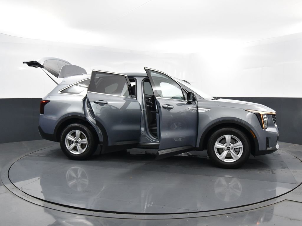 Certified 2025 Kia Sorento LX image 38