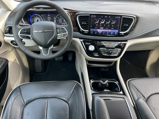 Used 2024 Chrysler Pacifica Limited FWD image 3