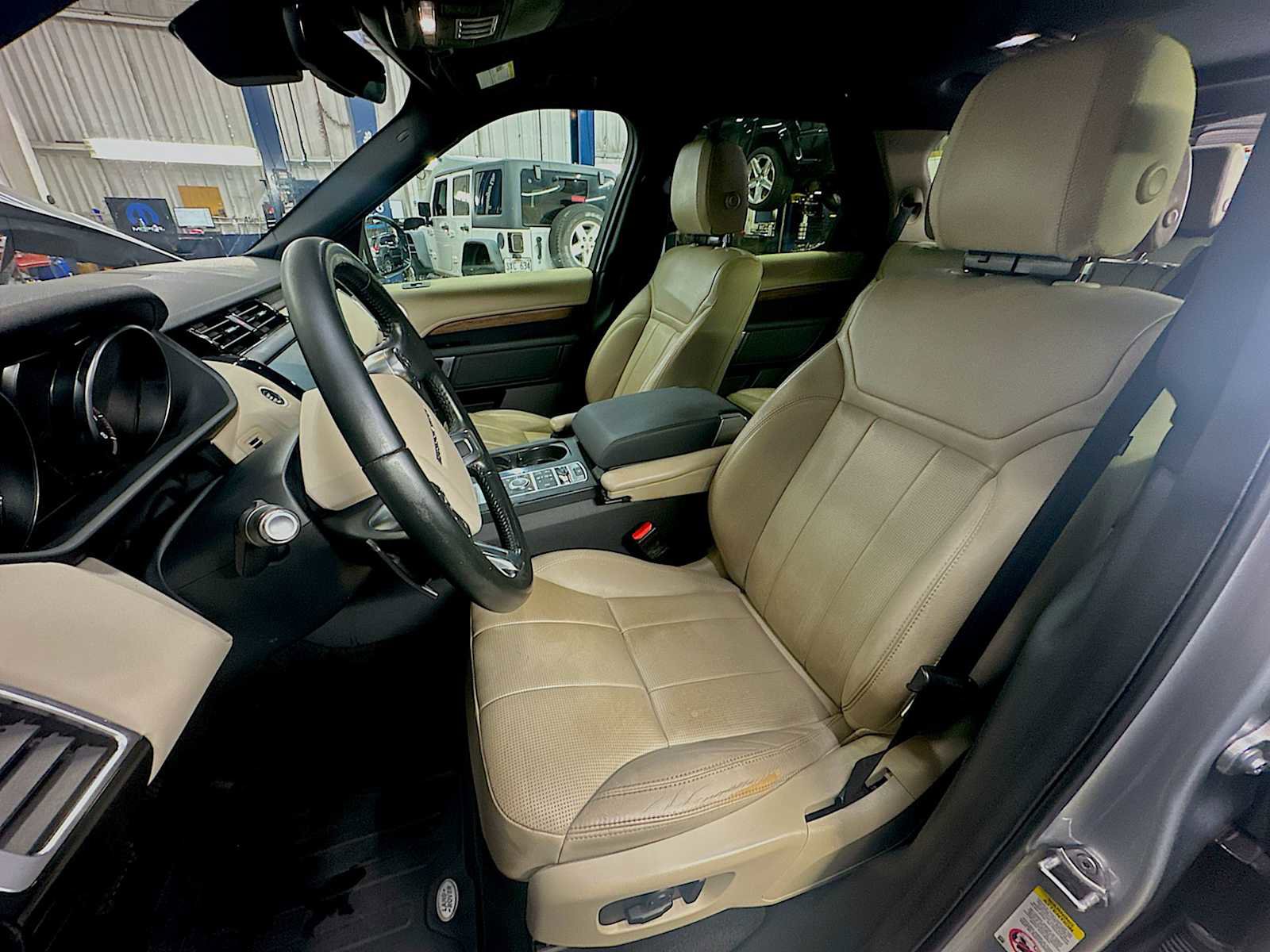 Used 2018 Land Rover Discovery SE image 13