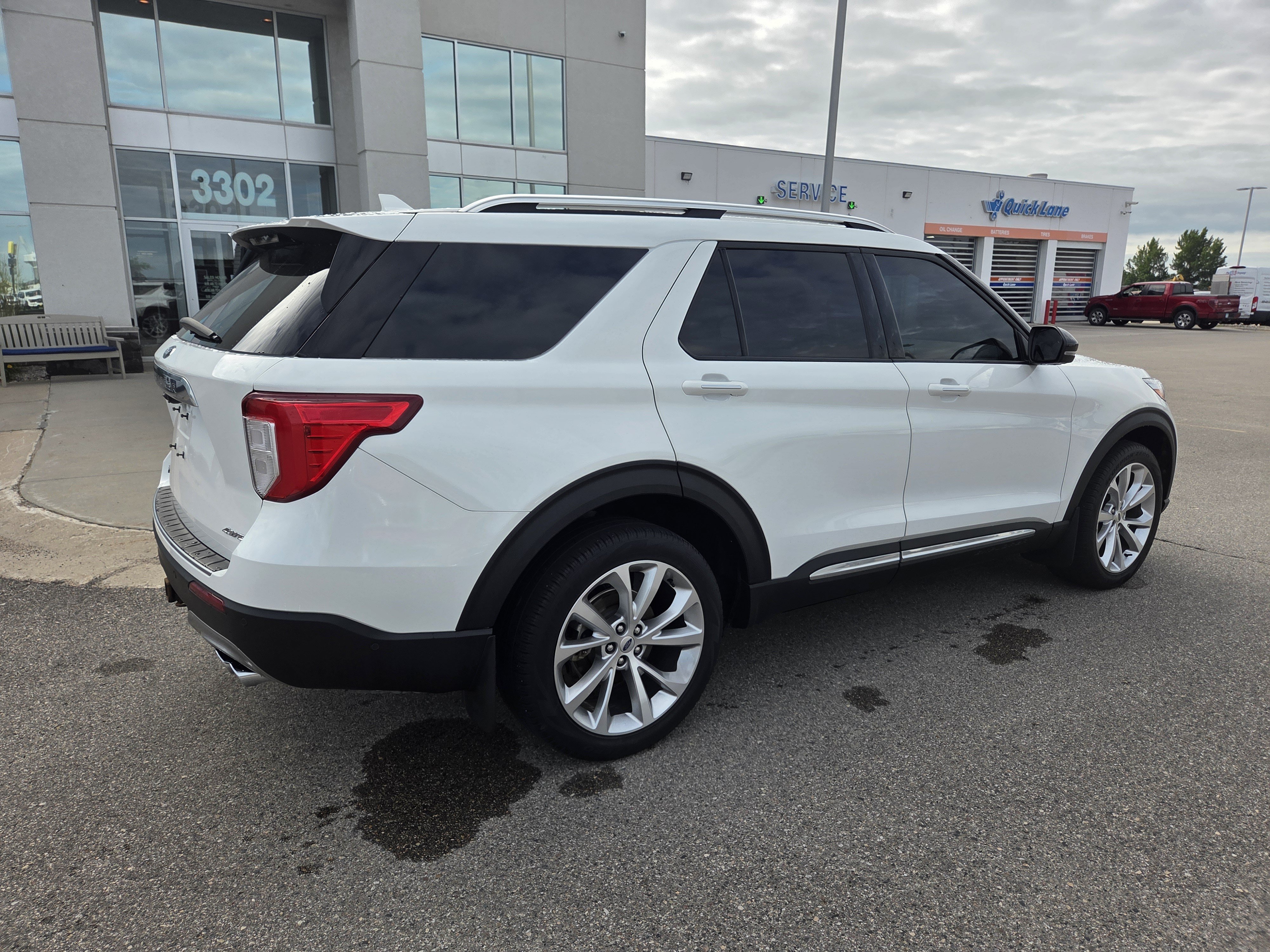 Used 2022 Ford Explorer Platinum w/ Equipment Group 601A AWD/4WD image 4