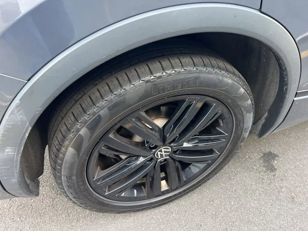 Used 2022 Volkswagen Tiguan SE R-Line image 24